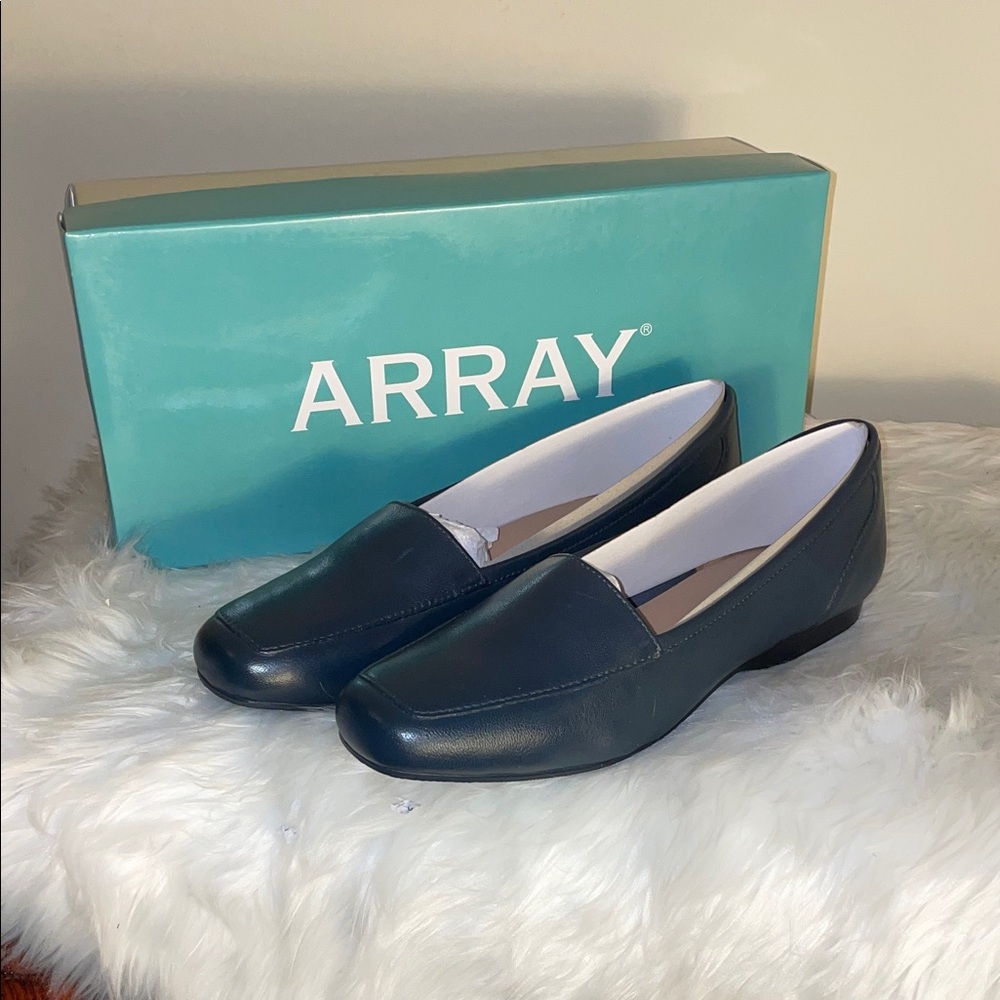 ARRAY Women's Navy Blue Flats